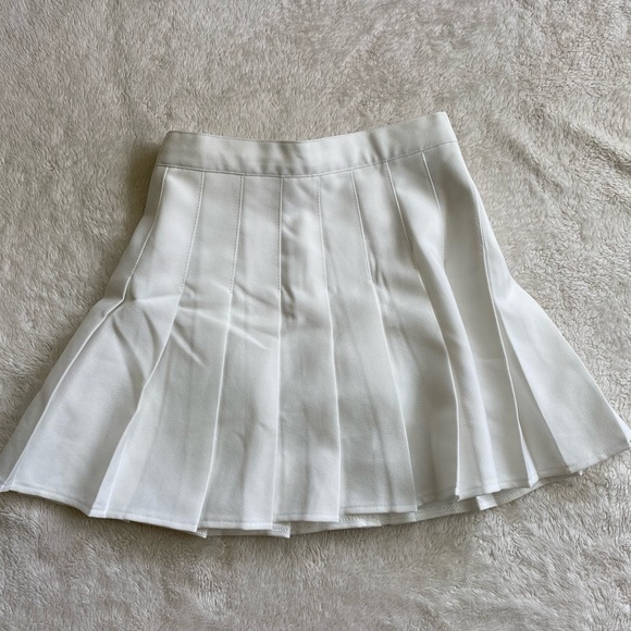 Dresses & Skirts - White tennis skirt with BUILT IN shorts